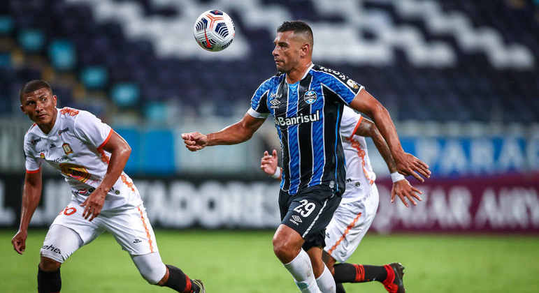 NO RADAR - A torcida vascaína está sonhando com um possível retorno de Diego Souza. Naturalmente o Vasco se interessa e pode se organizar para tentar trazer o atleta. O jogador recebia no Grêmio cerca de 300 mil reais. Nas redes sociais, a mobilização da torcida cruz-maltina foi ato contínuo e a expectativa é grande