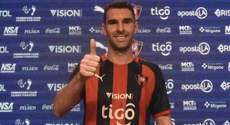 NO RADAR - Campeão no Paraguai com a camisa do Cerro Porteño, o atacante Mauro Boselli está na mira do Estudiantes de La Plata. O clube argentino trabalha nos bastidores para entender a situação e brigar pela sua chegada a La Plata em janeiro.