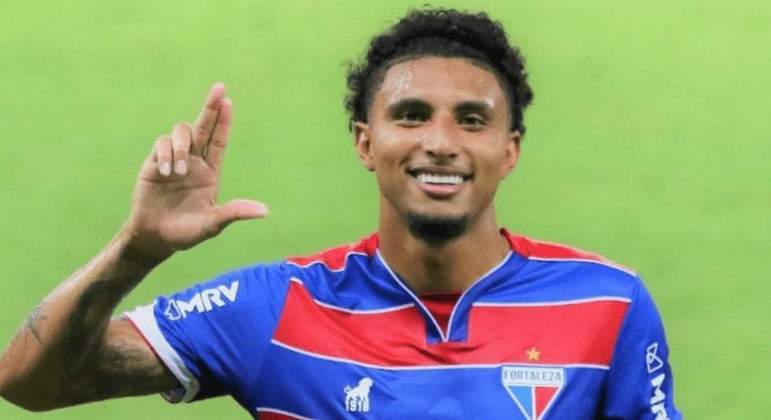 NO RADAR - Destaque do último Campeonato Brasileiro jogando pelo Fortaleza, mas pertencendo ao Corinthians, o volante Éderson pode ser novamente negociado e o próprio Leão do Pici surge como interessado. No entanto, emprestar novamente o atleta foge da ideia inicial do Timão, que via na boa temporada do meio-campista a possibilidade de negociá-lo e lucrar.