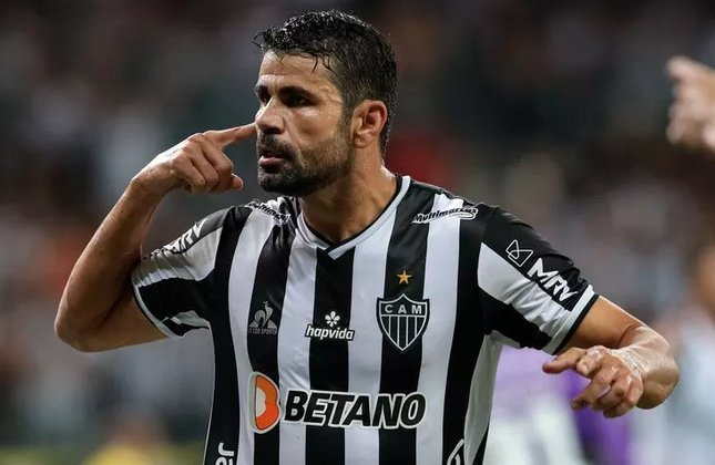 NO RADAR - Livre no mercado após rescindir com o Atlético-MG, Diego Costa é monitorado pela diretoria do Corinthians. A prioridade do Timão para a camisa 9 segue sendo o uruguaio Cavani, porém o clube mantém Diego no radar.