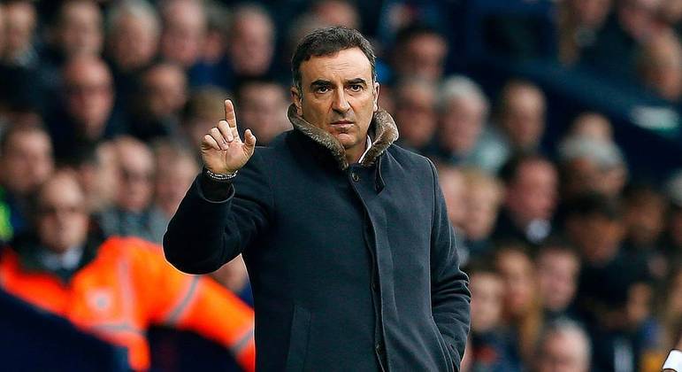 NO RADAR - Marcos Braz, vice-presidente de futebol do Flamengo, e Bruno Spindel, diretor da executivo da pasta do clube, estão de malas prontas para deixar o Brasil rumo a Portugal negociar com um técnico que chegue para substituir Renato Gaúcho. No momento, o alvo mais concreto atende por Carlos Carvalhal, cujo contrato com o Braga se encerra em junho de 2022 e que já sinalizou positivamente para os clubes acelerarem as conversas. Jorge Jesus, do Benfica, e Vitor Pereira, do Fenerbahçe, são outros portugueses no radar