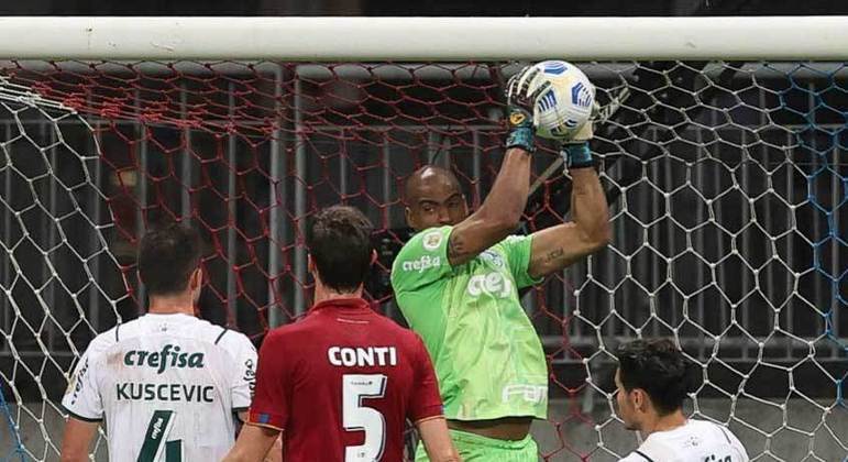 NO RADAR - No Palmeiras desde 2014, Jailson teve sua saída anunciada pelo clube no último sábado (4). O goleiro de 40 anos não terá o contrato renovado para a temporada de 2022. Livre no mercado, ele despertou o interesse do Cruzeiro, comandado pelo diretor Alexandre Mattos e pelo técnico Vanderlei Luxemburgo. A informação foi publicada pelo ‘Superesportes MG’ e confirmada pela reportagem do LANCE!/NOSSO PALESTRA.