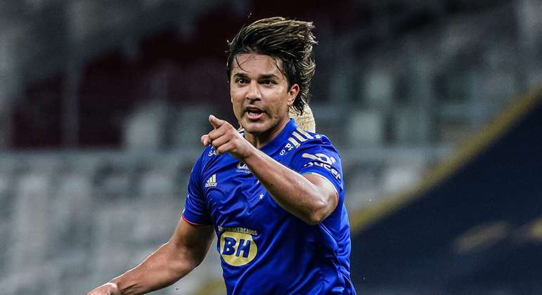 NO RADAR - O Cerro Porteño, do Paraguai, sondou a situação do atacante boliviano Marcelo Moreno, do Cruzeiro. O clube paraguaio buscou informações sobre o jogador e deve tentar um abordagem mais incisiva, pois Moreno tem multa rescisória e contrato com a Raposa até o fim de 2022.