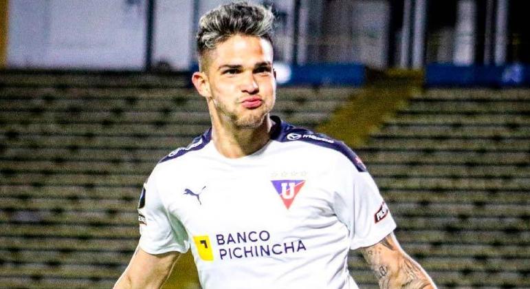  NO RADAR - O elenco do Vasco para 2022 pode ter mais um jogador estrangeiro: o atacante paraguaio Luis Amarilla, que pertence ao Vélez (ARG), está no radar do Cruz-Maltino, que avalia as possibilidades para contratar o jogador de 26 anos. A informação foi publicada originalmente pelo canal 