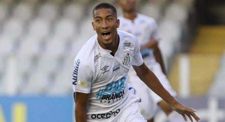 NO RADAR - O futuro de Bruno Marques não deve ser no Santos. Os representantes dos jogador estão viajando pela Europa em busca de proposta para que o atacante tenha mais chances de atuar. Em 2021, foram apenas 15 jogos com a camisa do Peixe