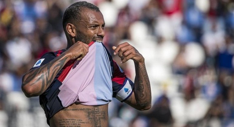 NO RADAR - O Palmeiras observa e tem interesse em João Pedro, que atua no Cagliari, da Itália. A informação foi divulgada pelo jornalista Jorge Nicola e confirmada pelo NOSSO PALESTRA/LANCE!. O clube ainda não avançou com uma proposta oficial, mas já fez um primeiro contato e avalia a viabilidade do negócio. O atacante, por sua vez, já deixou claro que, se sair da Europa, pretende um vínculo de, ao menos, quatro anos.