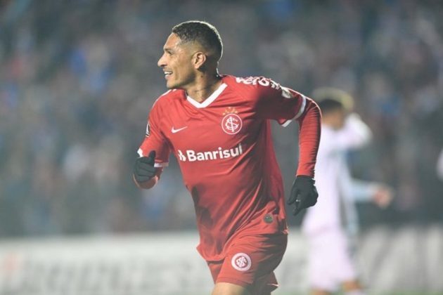 Paolo Guerrero (38 anos) - Atacante - Sem clube desde outubro de 2021 - Último time: Internacional - Passagem pela seleção do Peru.