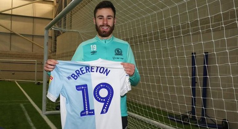 NO RADAR - Sucesso no futebol inglês, Ben Brereton está conquistando espaço na Inglaterra e na Seleção Chilena nesta temporada. Seu desempenho na Championship pelo Blackburn fez com que clubes da Premier League cogitassem a sua contratação, como Newcastle e mais recentemente o Brighton. Preocupado com a perda de um de seus destaques, o técnico Tony Mowbray mostrou seu descontentamento em caso de saída do “Big Ben”.