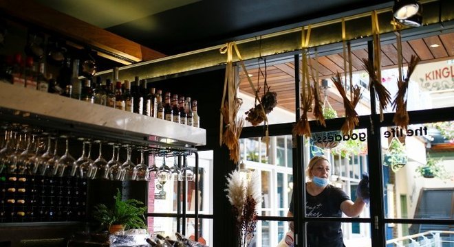 No Reino Unido, restaurantes poderão fechar para que escolas sejam abertas, segundo o governo