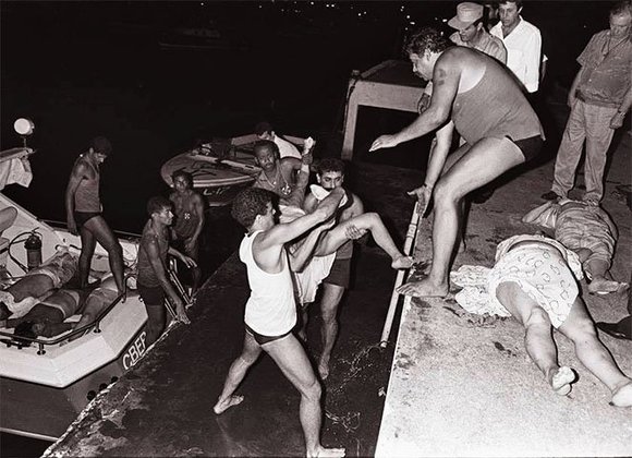 No réveillon de 1988-1989, 55 pessoas morreram no naugráfio do Bateau Mouche IV, na Baía de Guanabara. A embarcação navegava em direção a Copacabana, perto do Pão de Açúcar, quando afundou. Oficialmente, o naufrágio se deu entre 23h50 e 0h09. 