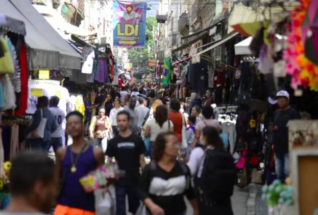 No Rio de Janeiro, o principal local para a compra de fantasias e acessórios carnavalescos é o Saara, no Centro, que é composto por mais de 1.200 lojas.