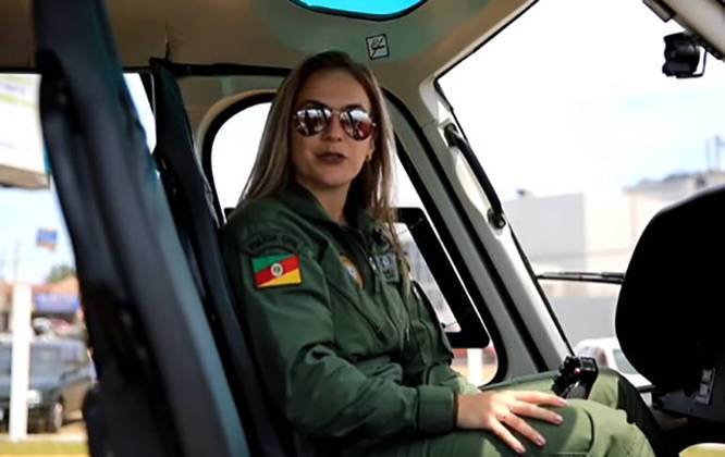  No Rio Grande do Sul, Camila Meggiolaro dos Santos, 30 anos, é a primeira pilota da Polícia Civil do Estado. Ela voa desde os 18, quando ingressou na faculdade de Aviação Civil, em São Paulo, onde nasceu. E formou-se na Divisão de Operações Aéreas. 