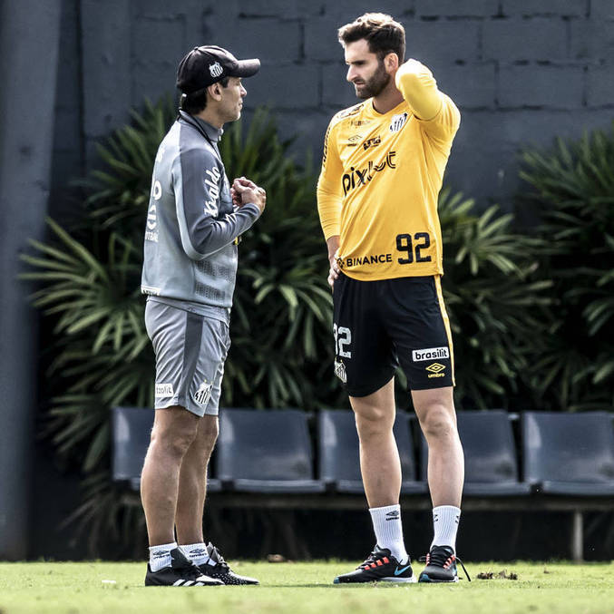 Técnico Fabián Bustos conversa com Léo Baptistão em treino do Santos nesta terça 