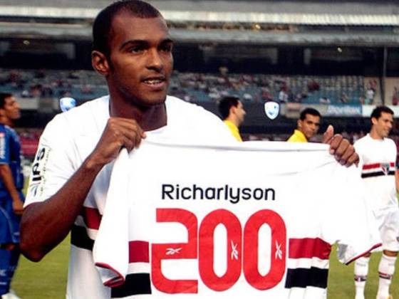 No São Paulo, o jogador foi tricampeão brasileiro em 2006, 2007 e 2008, além de ser campeão mundial em 2005.