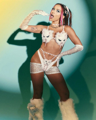 No segundo, Anitta também apostou num look inspirado em um felino: um gato, para lá de sexy e com roupas curtas.