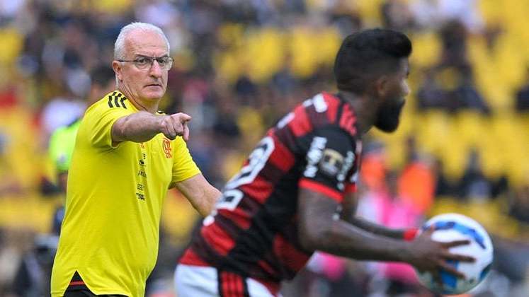 No segundo tempo, o Flamengo buscou ter a posse de bola, evitando os ataques do Athletico-PR.