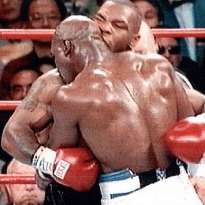 No terceiro round, Tyson mordeu a orelha de Holyfield, acabou desclassificado e banido dos ringues por um ano. O caso da mordida se tornou um dos mais famosos da história do esporte.