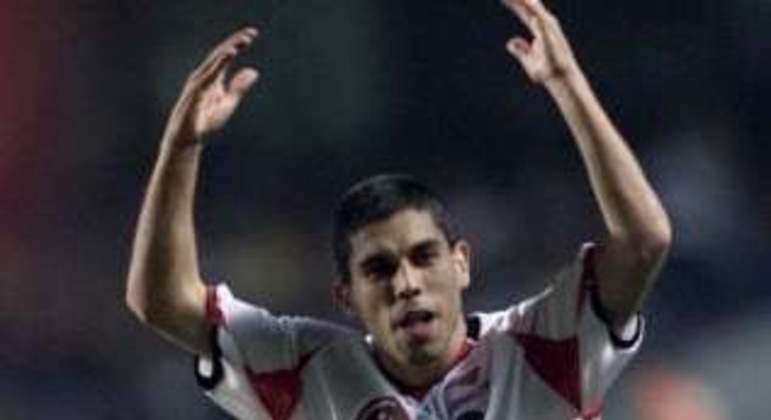 No Tricolor, o jogador não caiu no gosto da torcida e não conseguiu repetir as grandes atuações nos tempos de Corinthians. Deixou o São Paulo para jogar no Middlesbrough.