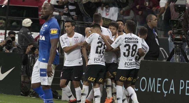 Histórico de duelo contra o Cruzeiro coloca Corinthians com um pé