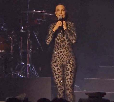 No último dia da Farofa, quem também cantou foi a cantora Ivete Sangalo, que abriu o show com uma mensagem de carinho para Anitta: 