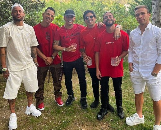 No último domingo (22), foi a vez de Neymar postar uma foto dizendo que estava comprometido. Ele foi a uma festa onde os solteiros tinham que ir de vermelho, enquanto os casados/noivos/namorando tinham que ir de branco.