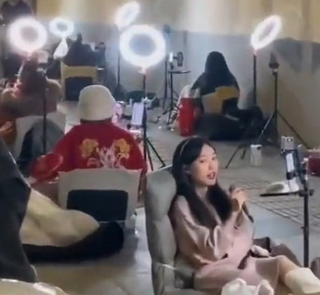 No último sábado (11), a influencer chinesa Naomi Wu fez uma live mostrando streamers, um do lado do outro, numa rua rica do país (a cidade não foi revelada). Todos eles também faziam transmissões ao vivo. 
