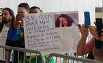 No velório de Gal Costa, fã exibe cartaz em homenagem à cantora