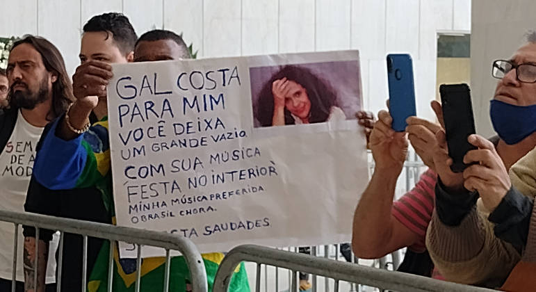 No velório de Gal Costa, fã exibe cartaz em homenagem à cantora