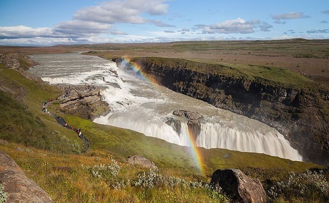 No verão, muitos islandeses e turistas aproveitam para visitar as cataratas de Gullfoss (foto) e Duttifoss, pois essas cachoeiras na Islândia (devido ao clima gélido) só ficam com maior volume de água durante a estação 