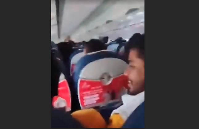No vídeo, é possível ver que os passageiros estão calmos e não há qualquer indicação de que havia algum problema com o avião. Um deles sorri. 
