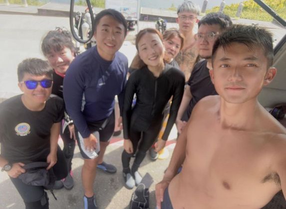 No vídeo, postado no perfil do Instagram do mergulhador Wang Cheng-Ru, o grupo é visto se aproximando da criatura prateada e brilhante, enquanto ela nada perto da superfície.