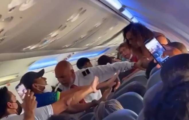 No vídeo que circulou nas redes sociais dá para ouvir gritos de adultos e de crianças, no tumulto generalizado que tomou conta do avião. 