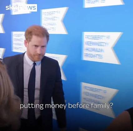 No vídeo, que viralizou nas redes sociais, é possível ouvir três dessas perguntas: “você tem uma mensagem para sua família, Harry?”, “você está prejudicando a sua família, Harry?” e “Harry, você está colocando o dinheiro à frente da família?”.