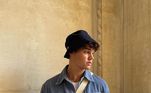 O influenciador Noah Beck costuma usar acessórios variados e os bucket hats estão incluídos. Ele chegou a usar o chapéu para curtir uma visita ao museu do Louvre, em Paris, na França