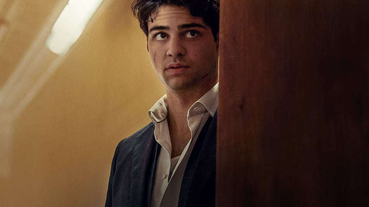 Noah CentineoO ator participará de um painel no sábado (3) para falar sobre sua nova série de ação, chamada Recruta, na qual vive um jovem advogado que entra para a CIA