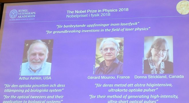 Slide da revelação dos ganhadores do Nobel de 2018. 'Por invenções revolucionárias na física de lasers', diz a legenda.