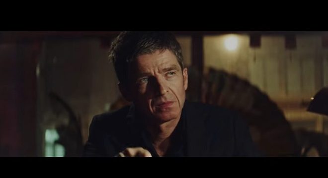 Noel Gallagher está bem ator de Hollywood no clipe de “Blue Moon Rising”