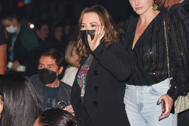 Noely, mãe de Sandy, também acenou para os fãs. Ela estava na frente do palco, de onde acompanhou a apresentação