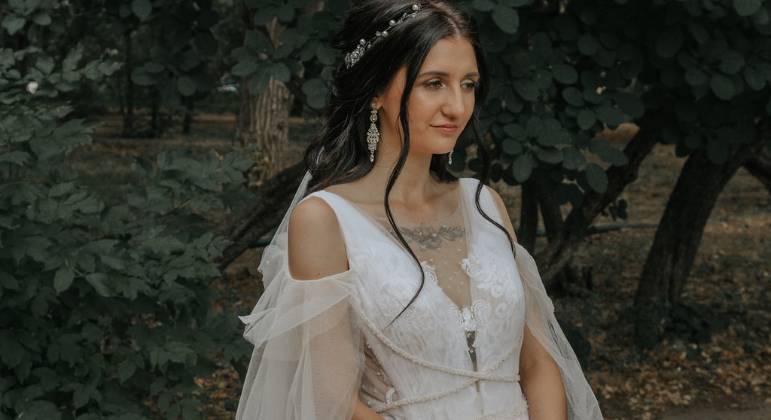 Amiga da noiva chegou ao casamento usando vestido branco e véu