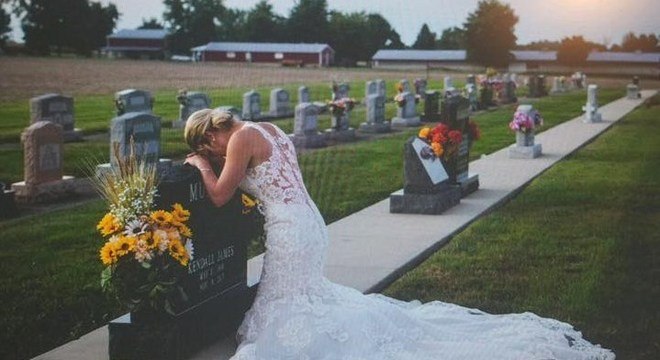 Jessica Padgett fez sessão de fotos diante do túmulo do noivo, no último dia 29