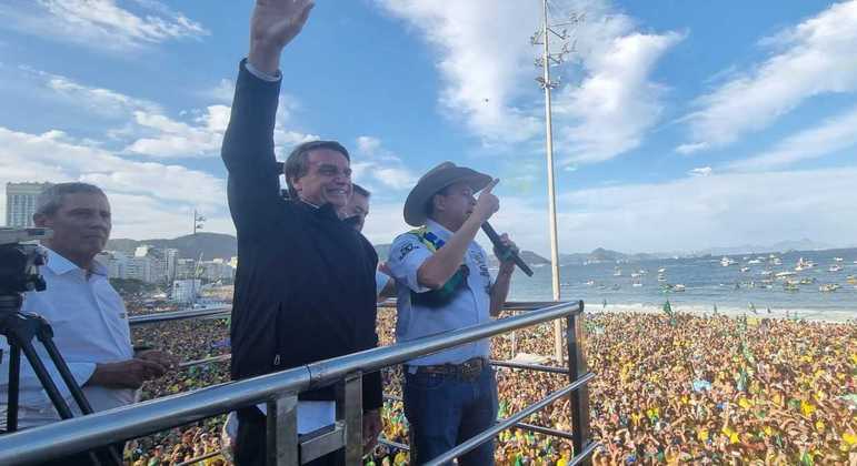 Bolsonaro discursou em carro de som na praia de Copacabana, no Rio de Janeiro