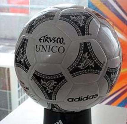 Nome da bola: Etrusco Unico. Edição: Copa de 1990