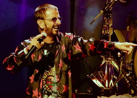 Nome da celebridade: Ringo Starr - Profissão na vida real: Músico