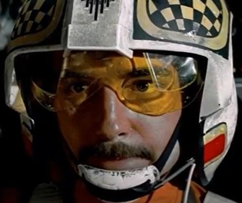 Nome do personagem: Biggs Darklighter - Filme: Uma Nova Esperança (1977) - Melhor amigo de Luke Skywalker durante a infância em Tatooine, conseguiu entrar para a Aliança Rebelde como piloto.