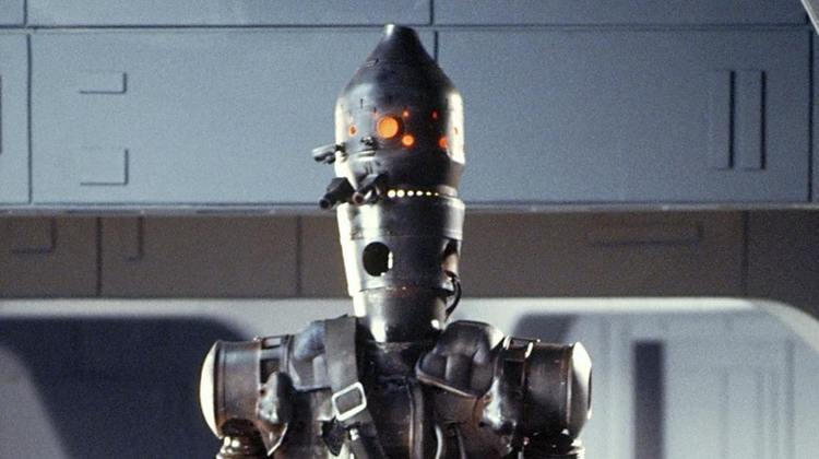 Nome do personagem: IG-88 - Filme: O Império Contra-Ataca (1980) - Membro de uma linha de droides assassinos, foi contratado para encontrar a Millenium Falcon por Darth Vader. Outro membro dessa linha de droides apareceu ajudando o Mandaloriano na série.