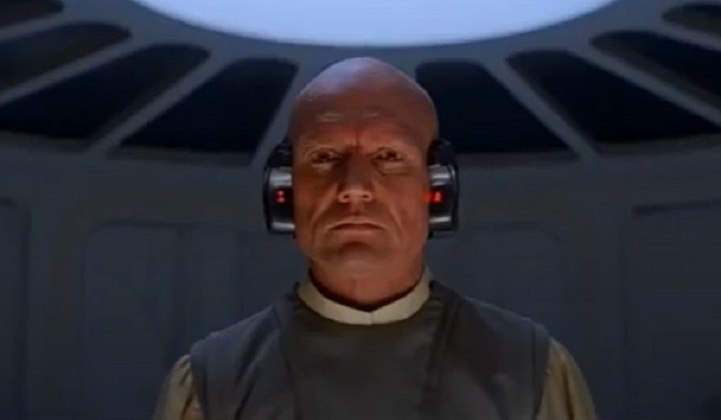Nome do personagem: Lobot - Filme: O Império Contra-Ataca (1980) - Ajudante de Lando Calrissian na administração de Bespin, foi modificado artificialmente com partes robóticas.