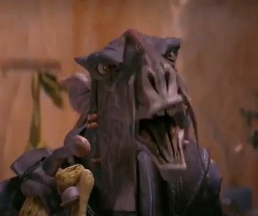 Nome do personagem: Sebulba - Filme: Ameaça Fantasma (1999) - Um dos corredores de Pod mais experientes e vencedores, rival do pequeno Anakin Skywalker.