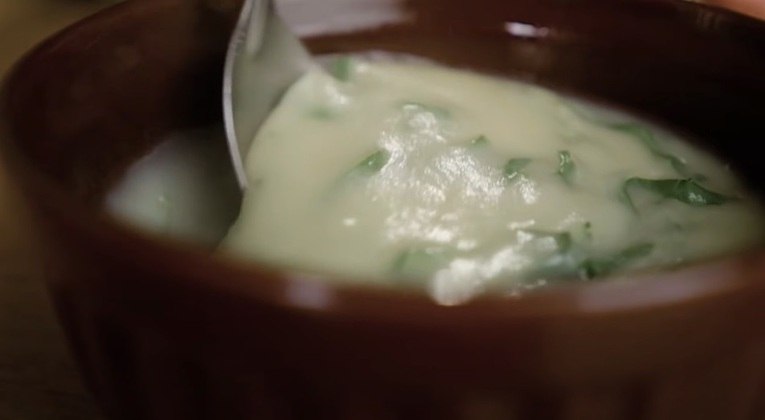 Nome do prato comum na culinária portuguesa: Caldo verde 