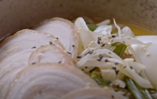 Nome do prato da culinária japonesa: Lámen 