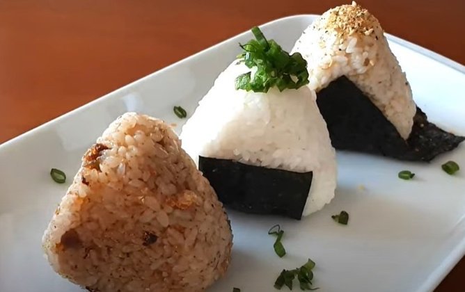 Nome do prato da culinária japonesa: Onigiri 